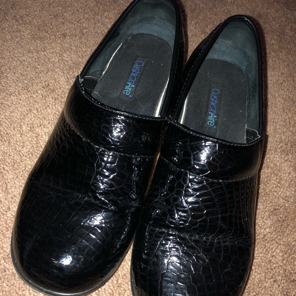 Black shoes. Great for restaurant work or standing